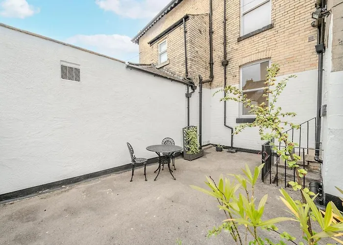 1, 9 East Park Road Apartman