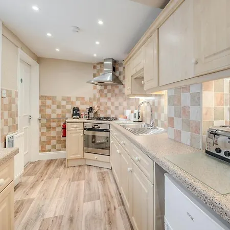 1, 9 East Park Road Apartament